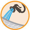 Nettoyage : Vaporiser le lit lavable pour chiens avec un tuyau d'arrosage pour nettoyer